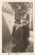 CARTE PHOTO - Un Couple âgé Marchand Dans La Rue - Juin 1937 - Carte Postale Ancienne - Photographie