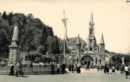 FRANCE - Lourdes - La Basilique - La Vierge Couronnée De L’Esplanade - Carte Postale Ancienne - Lourdes