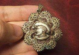 Superbe PENDENTIF OCTOLOBE ROI DE FRANCE FRANCOIS 1ER (1494-1547)  45 Mm Métal Argente 12 Gr. 19° Siècle - Pendants