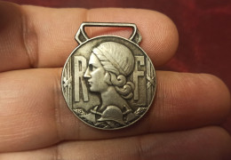 MEDAILLE Pendentif RF République Française Femme Marianne Par P. Bouvier - Pompier Pompiers Pupilles 25 Mm 6 Gr. - Anhänger