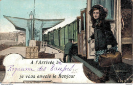 A L'ARRIVEE AU ROYAUME DES TAUPES JE VOUS ENVOIE LE BONJOUR FEMME QUI DESCEND D'UN TRAIN - Gares - Avec Trains