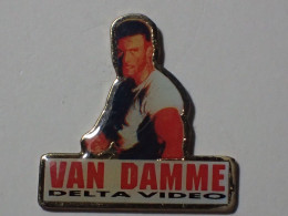 Pin's Jean Claude Van Damme Delta Video Cinéma - Cine