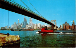 13-12-2023 (2 W 4) USA - New York City - Brooklyn Bridge & Tug Boat - Remorqueurs