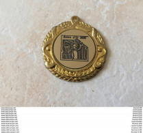 Médaille ( Majorette )  Baton D'or  2000 - Non Classés