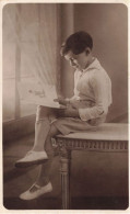 ENFANT - Petit Garçon Assis Sur Une Table Regardant Un Livre D'images - Carte Postale Ancienne - Sonstige & Ohne Zuordnung