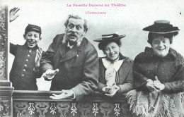 FOLKLORE - Personnages - La Famille Durand Au Théâtre - L'enthouisiasme - Carte Postale - Bekende Personen