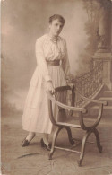 FANTAISIE - Femme - Une Femme Debout Près D'une Chaise - Robe Blanche - Carte Postale Ancienne - Frauen