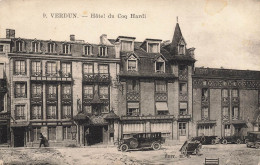 Verdun * Place Et Hôtel Du Coq Hardi * Automobile Voiture Ancienne - Verdun