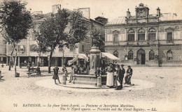 Bayonne * La Place St Esprit * La Fontaine Et Inscription Maritime * Villageois - Bayonne
