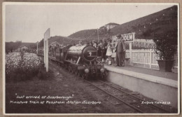 CPA ANGLETERRE - SCARBOROUGH - Miniature Train At Peasholm Station - ANIMATION QUAI LOCOMOTIVE CHEMIN DE FER - Scarborough