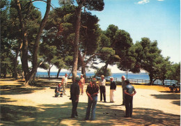 Carqueiranne * Partie De Boules Sous Les Pins Penchés * Pétanque - Carqueiranne