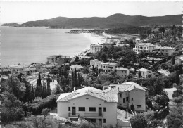 Le Lavandou * Vue Sur Les Villas , La Plage Et Le Rivage Jusqu'à Cap Benat - Le Lavandou