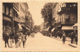 Avignon * Rue De La République , Vue Prise De La Place De L'horloge * Commerces Magasins - Avignon