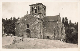 Pouzauges * La Place Et L'église Du Village - Pouzauges