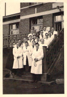 Photographie - 1ere Année Médecine à La Charité Devant Le Pavillon De Cure Février 43 Lille - Personnes Identifiées