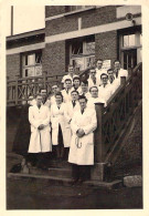 Photographie - 1ere Année Médecine à La Charité Devant Le Pavillon De Cure Février 43 Lille - Identified Persons