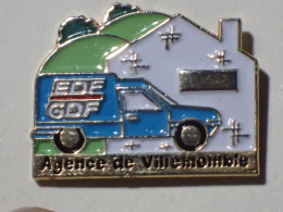 Pin's EDF / GDF - Agence De Villemomble (93). Estampillé PCLC. Métal Peint. Voiture Automobile RENAULT Express - EDF GDF