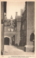 ROYAUME-UNI - Château De Hampton Court - Vue Sur La Cour Du Maître Carpenter - Carte Postale Ancienne - Other & Unclassified