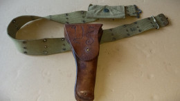 Lot D’une Ceinture US Kaki M-1936, Un Holster Type Colt 45 Ou 1911 Et Une Trousse De Soins - Equipement