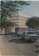 Bahrain. Bahrein. Shaikh Isa Road. Animated Postcard, With 70s Cars. Voitures Années 70. Missing Stamp. 2 Scans - Bahreïn