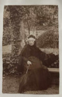 Photographie D'une Vieille Dame Assise Avec Sa Canne - Collée Sur Carton Dim: 13,5/8,5 Cm - Personnes Anonymes