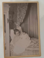 Photographie D'une Femme Au Lit Avec Un Nouveau Né - Collée Sur Carton - Dim:16/10 Cm - Anonyme Personen