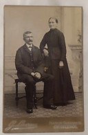 Photographie D'un Couple Dont L'homme Est Assis Sur Une Chaise - Bertinchamps Frédéric Et Rosalie Pierard - Identifizierten Personen