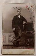 Photographie D'un Homme Appuyé Sur Une Chaise - Photo Collée Sur Carton Dim: 16,5/10cm - Personnes Anonymes