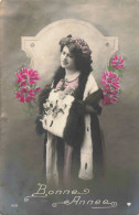 FETES - Bonne Année - Femme - Fleurs - Carte Postale Ancienne - Nouvel An