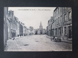 Chatelaudren - Place De La République - Automobile / Editions Heaulme - Timbre Et Cachet Au Dos - Châtelaudren