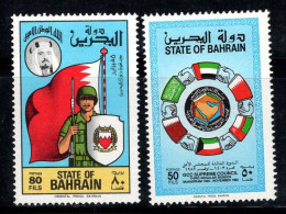 Bahreïn 1976-82 Mi. 253, 329 Neuf ** 100% Soldat, Drapeau - Bahreïn (...-1965)