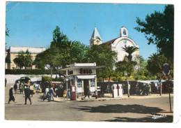 47472-ZE-ALGERIE-TIZI-OUZOU-La Place Et L'Eglise---------------animée Pompes à Essence - Tizi Ouzou