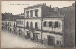 CPA ALGERIE - TIARET - L'Ecole Des Garçons - TB PLAN Façade Etablissement Scolaire + MAGASINS + TB Oblitération - Tiaret