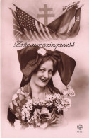 FANTAISIES - Gloire Aux Vainqueurs - Femme - Drapeaux - Carte Postale Ancienne - Mujeres