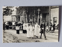Carte Photo , Procession Avec Curé Et Servants De Messe - To Identify