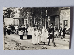 Carte Photo , Procession Avec Curé Et Servants De Messe - Zu Identifizieren