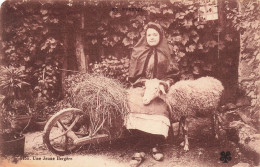 FOLKLORE - Costumes - Une Jeune Bergère - Carte Postale Ancienne - Costumi