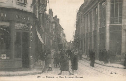 Vierzon * La Rue Armand Brunet * Commerce Magasin Pharmacie GRANDE - Vierzon