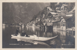 E116) HALLSTATT - Salzkammergut - Ruderboot Mit 3 Personen U. Bootshäuser Im Hintergrund FOTO AK Alt ! - Hallstatt