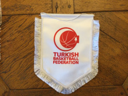 Vends Fanion De La Fédération Turque De Basket-ball - Bekleidung, Souvenirs Und Sonstige