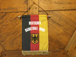 Vends Fanion De La Fédération Allemande De Basket-ball - Uniformes, Recordatorios & Misc