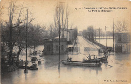 Issy Les Moulineaux      92      Inondations De 1910.  Au Pont De Billancourt  N° 17     (Voir Scan) - Issy Les Moulineaux