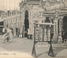 Trouville * Magasin Photographe CHAMBERLIN Cartes Postales Illustrées ( Présentoir ) * Les Planches Et Les Bazars - Trouville