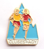 Pin's Cluses Agy (74) - CLUZES AGY - Couple De Coureurs Dans Paysage De Montagne - M911 - Atletiek