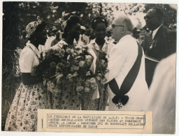 FRANCE - Photo De Presse Keystone - Le Président Vincent Auriol à Dakar Reçoit Un Bouquet De Fleurs - Europe