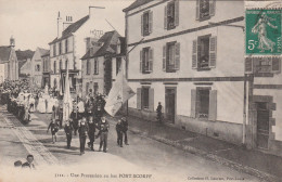 56 PONT-SCORFF QUEVEN.  LORIENT   Une Procession Au Bas PONT-SCORFF  Avec Hôtel TB PLAN  Env.  1910.   RARE - Pont Scorff