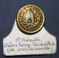 Rare Bouton D'uniforme D'école "Ecole Jules Ferry à Versailles" 3ème République - Boutons