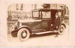 Carte Photo - Automobile - Enfant Qui Monte Dans Une Voiture Avec Chauffeur - Carte Postale Ancienne - Taxis & Fiacres