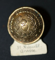 Rare Bouton D'uniforme D'école "Petit Séminaire De Grasse / Parfumerie Warrick Frères" 3ème République - Boutons