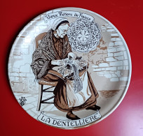 Assiette Décorative, La Dentellière. Collection "les Vieux Métiers De France", - Autres & Non Classés